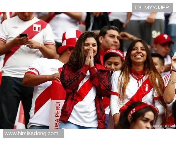 当足球球星在赛场上进球后张开双臂享受全场观众热烈欢呼时的激情瞬间